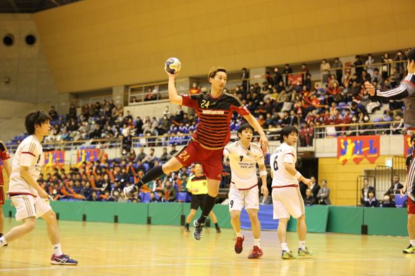 第41回日本ハンドボールリーグさいたま大会でシュートする信太選手の写真
