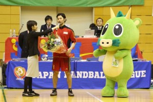 第41回日本ハンドボールリーグさいたま大会通算500得点を決めた東長濱選手の写真