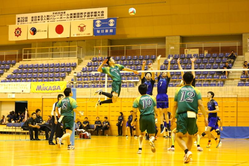 全日本9人制バレーボール実業団男子選手権大会決勝の写真